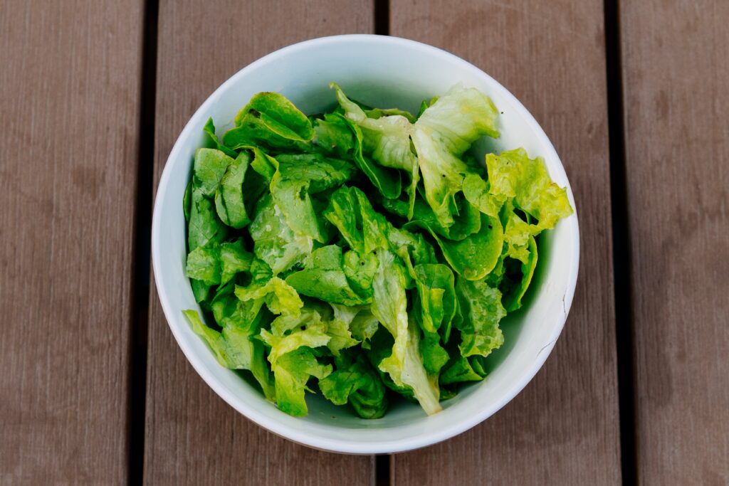 Salade verte dans un bol